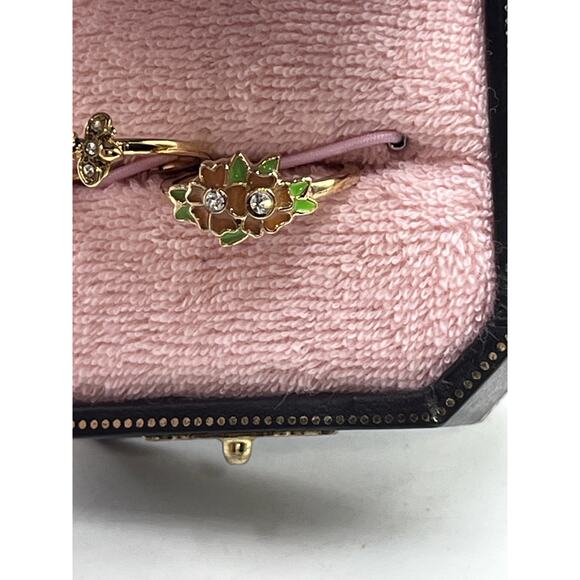 Juicy Couture Set of Two Rings Gold
tone enamel pink Flower Bumblebee Sz 6.25 - Picture 10 of 13